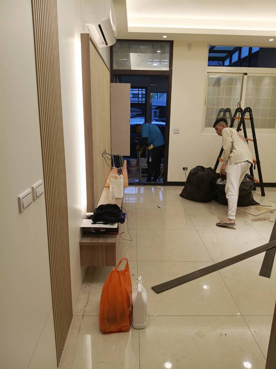 ���ƩM���M�䤽�q